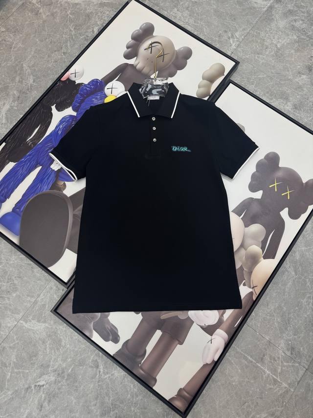 迪奥 2025春夏新款首发专柜最新Polo衫 高端订制 设计前卫时尚！品牌Logo重工艺设计 高端定制 克高级丝光珠地面料.手感柔软.穿着舒适.专柜级别精致车线