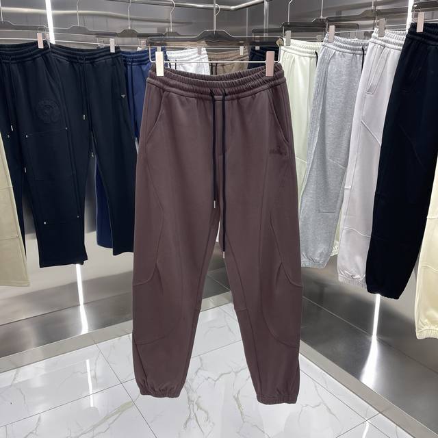Balenciaga巴黎世家经典款 高品质 三标齐最新英文Logo刺绣卫裤 定制320克双面透气面料 束脚版型设计 前裤袋打枣工艺，，很显腿长 采用经典最新加英