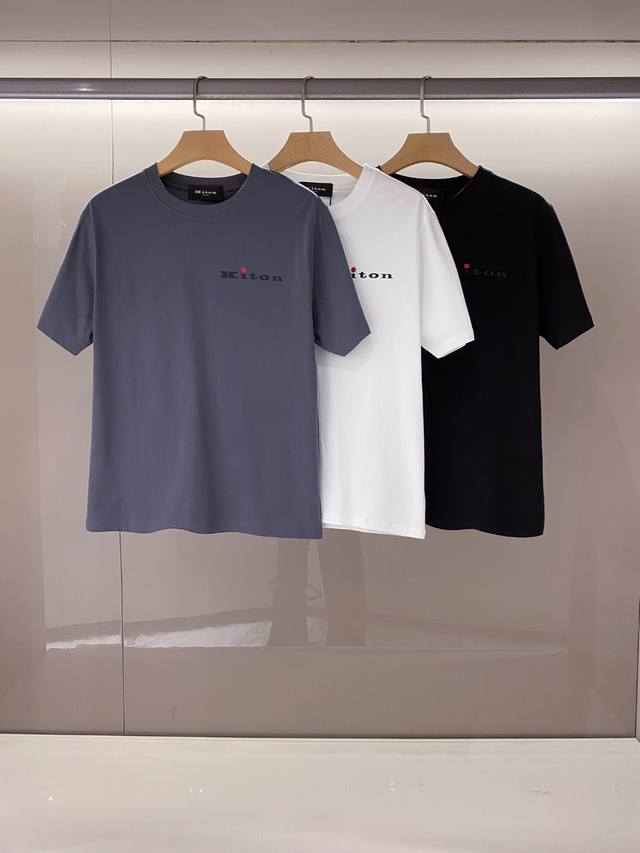 新品 贸易公司渠道货，意大利原厂出品，2025春夏新品，经典奢华之作！！品相完美如斯！！Kiton奇顿男士简约商务休闲纯棉圆领短袖T恤。被誉为时装手工界的典范，