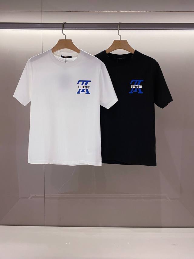 新品 2025春夏新款V登标识印花短袖T恤。品牌标志性的元素做为设计特色,时尚高雅魅力的单品,成就至今最火最潮的Icon...针织棉面料,手感柔软细腻上身舒适透