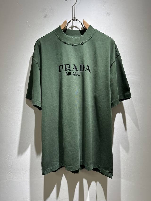 Prad*A普*达2025春夏新款男女同款做旧破洞短袖T恤，最新款全网独家首上！！~既经典有时尚百搭，谁不爱啊，将经典再次展现，非常的耐看，自带低奢光环与辨识度