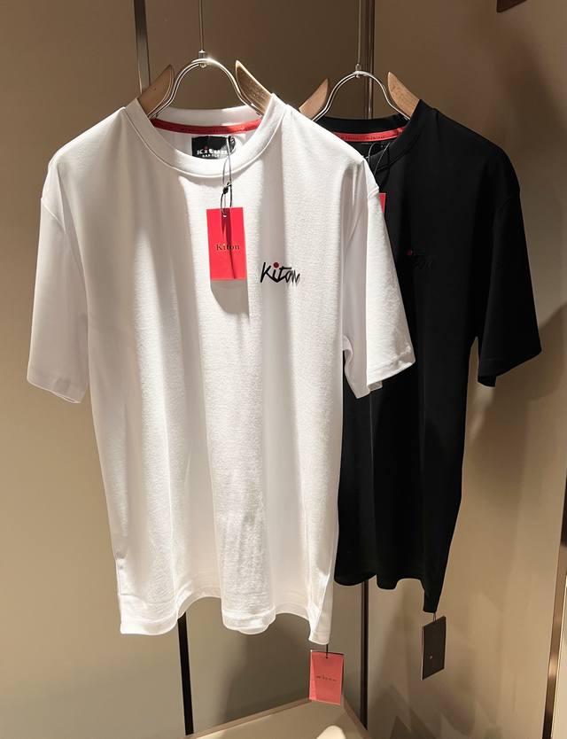 Kiton 2025春夏新款男士短袖T恤，采用进口专属丝光棉面料！！简单Logo标识压绒设计！代表品牌形象 简洁舒适的款式，线条感粗细均匀饱满，精致细腻，上身高