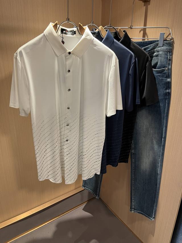 Kiton 2025春夏新款男士衬衣，采用进口专属弹力氨纶面料！！简单Logo标识五金设计！代表品牌形象 简洁舒适的款式，线条感粗细均匀饱满，精致细腻，上身高端
