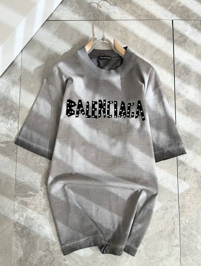 Balenci*Ga巴黎*家 2025春夏新款男女同款短袖T恤！走秀图案Logo压绒时尚休闲短袖T恤衫！设计Logo压绒设计！极具设计精选客供260G纯棉面料，