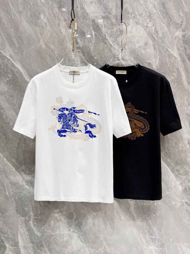 B家25Ss春夏新款短袖 T 恤来咯标识Golo！简约又时尚。宽松休闲的圆领，舒适好穿。采用 260 克重纯棉面料，品质超赞。这个春夏，必须安排上！ 码数：Xs