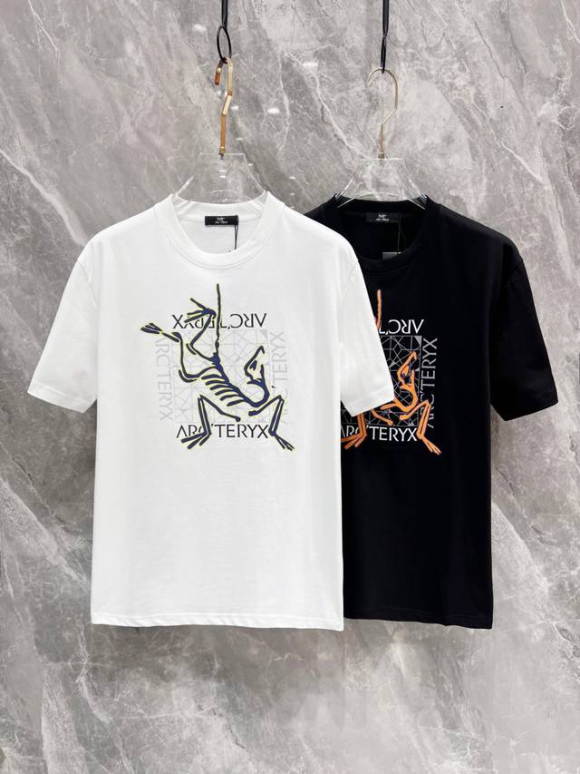 始祖鸟家25Ss春夏新款短袖 T 恤来咯标识Golo！简约又时尚。宽松休闲的圆领，舒适好穿。采用 260 克重纯棉面料，品质超赞。这个春夏，必须安排上！ 码数：