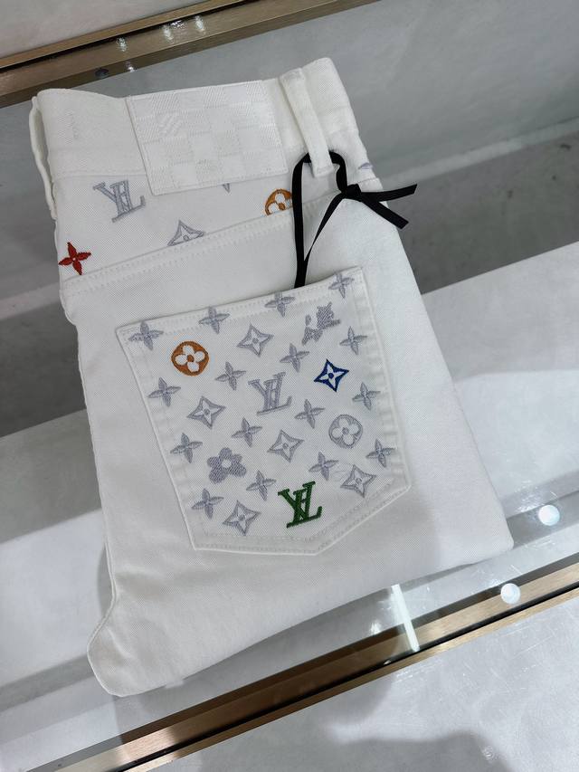 Lv 2025春夏新款现货上市，原单爆款牛仔裤超级定制款，原版五金，超级重工工艺，版型超赞细节做工无可挑剔！款式不挑人，特别高档，好货不等人，看中赶紧下手，尺码