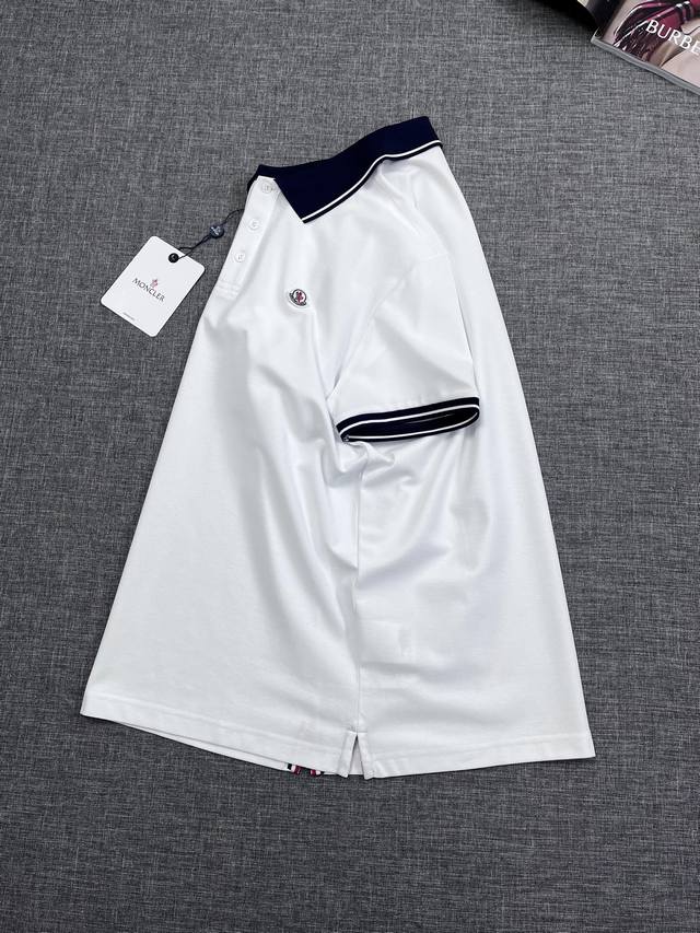 Moncler 蒙口原单男士短袖Polo衫，贸易公司渠道臻品，25夏季新品，颜值度颇高的一款Polo衫，G柜5980！新一季仍然沿袭了M家的设计美学基调，极具鲜