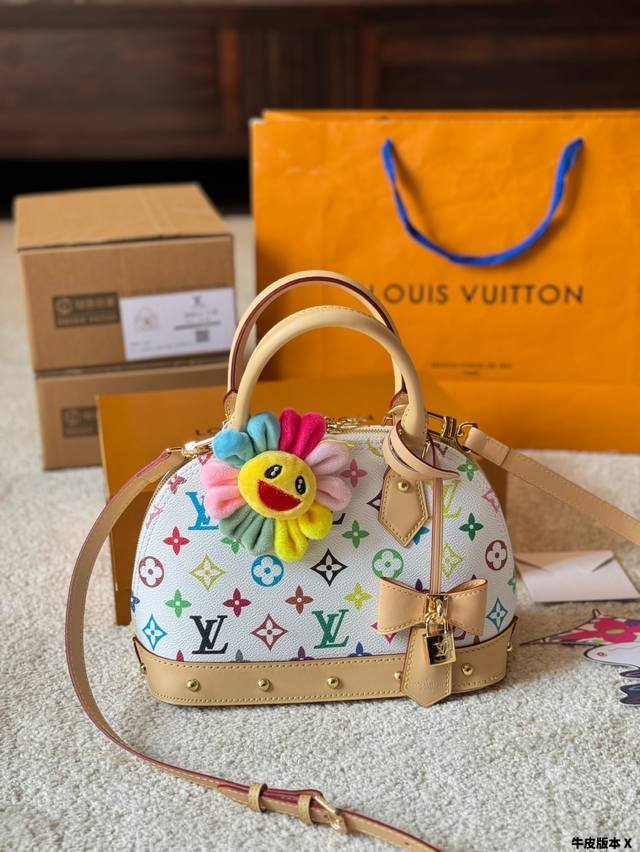 牛皮版本 配挂件 Lv Lv Alma Bb牛皮贝壳包村上隆联名款 包包这款Retiro 手袋以标志性的老花面料制成 经典永恒。优雅低调的外形设计和宽敞的包身更