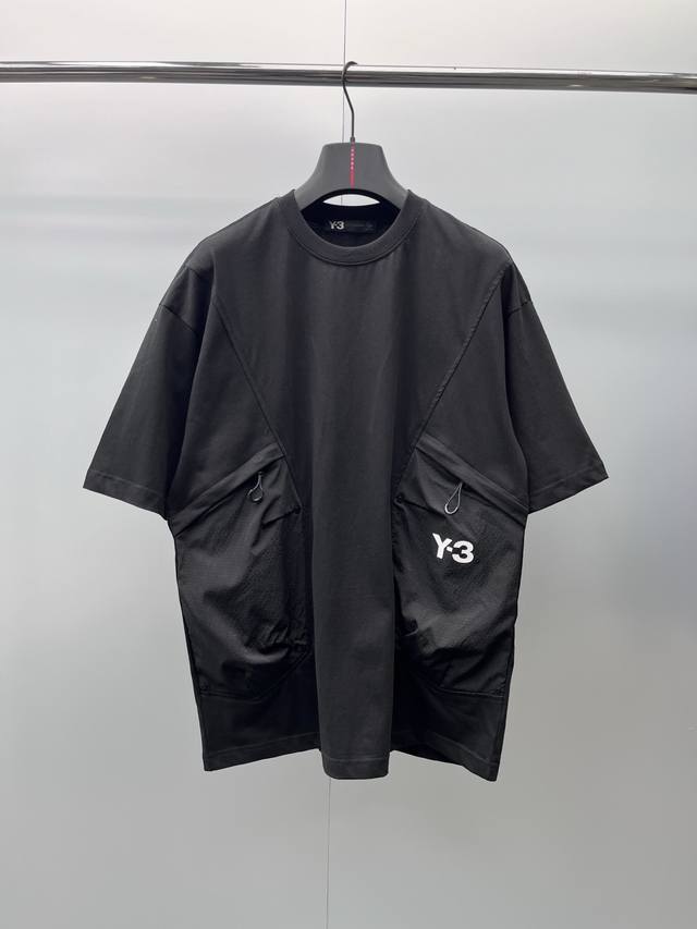Y3新款短袖T恤，迎来这一季的销量榜首冠军首位，采用纯棉工艺面料，面料亲肤具有透气性好，高弹力手感柔软舒适，并且超级百搭好看，衣身延续了家族经典的微落肩设计，整