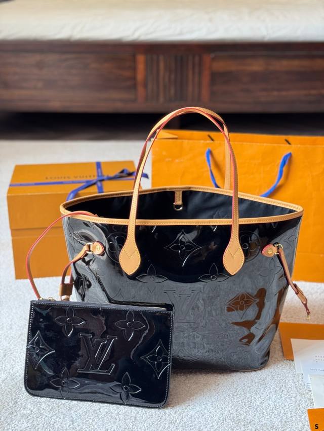 漆皮 Lv 牛皮 L家 Neverfull 中号购物袋！入门级的款式哦！绝对的终身款！此物经典不言而喻！街拍和实用都是非常Nb的选择！大家拿到后可以感受下，皮质