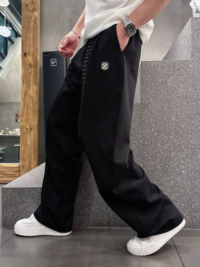 杰尼亚春夏新款奶皮休闲裤，采用优质棉质面料，轻肤软糯，非常有垂感不显臃肿。前面金属Logo设计，后幅布标点缀，超级好看百搭！码数M-Xxxl