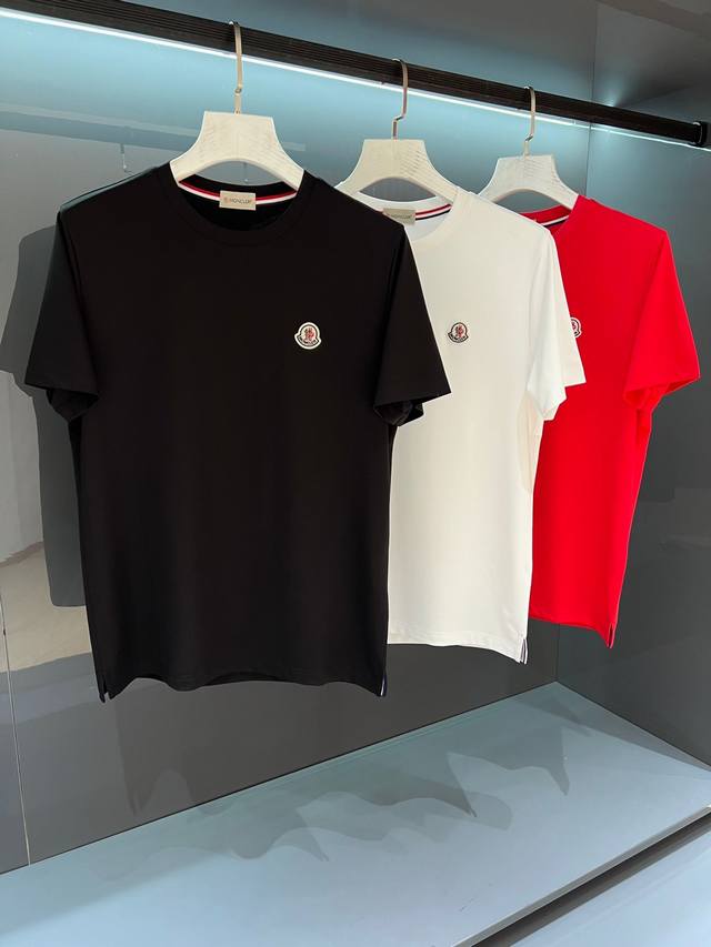新品 渠道订单 经典羊毛标系列 2025Ss春夏新品Mon*Ler 男士羊毛标志圆领短袖T恤 Os 版型 效果更为简约利落,为时尚造型增添一抹独特风采...单穿