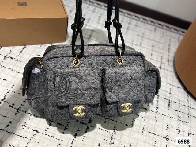 Chanel香奈儿牛仔康鹏机车包多口袋的款式有种浓郁的朋克风自重轻的同时容量感还大简直戳到了我的心巴无论搭配什么衣服 都能瞬间抓住路人的目光真的太爱了 尺寸：3