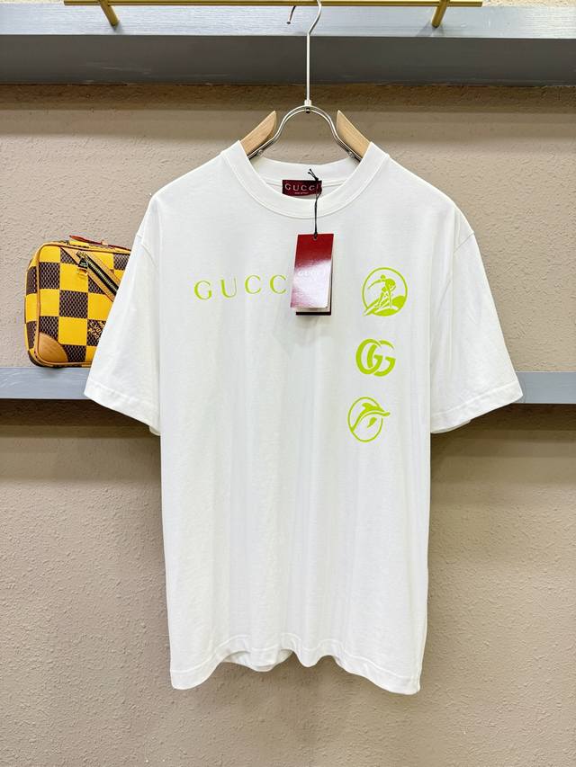 Gucci古奇 2025春夏新款短袖T恤！走秀图案时尚休闲短袖T恤衫！设计Logo设计！极具设计精选客供260克100%全棉面料，手感柔软亲肤，着身舒适透气性都