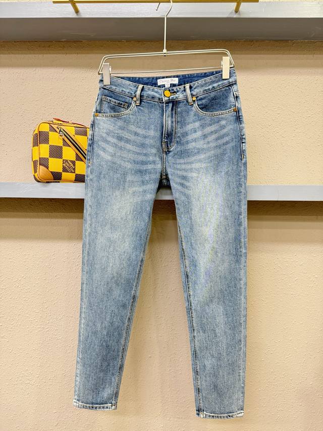 Dior迪奥 原单牛仔裤 2025新品，原版牛仔裤 原版重工打造，品牌经典Logo设计，三标齐全！原版五金辅料。专柜定制牛仔面料，完全对版专柜，欢迎专柜试穿后再