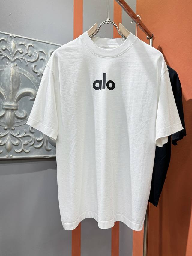 Alo 2025春夏新款短袖T恤！走秀图案时尚休闲短袖T恤衫！设计Logo设计！极具设计精选客供面料，手感柔软亲肤，着身舒适透气性都无法挑剔，实物绝对会让你爱不