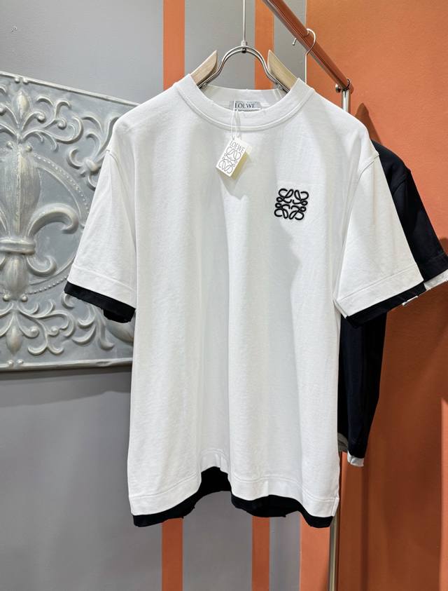 Loewe罗意威 2025春夏新款短袖T恤！走秀图案时尚休闲短袖T恤衫！设计Logo设计！极具设计精选客供面料，手感柔软亲肤，着身舒适透气性都无法挑剔，实物绝对