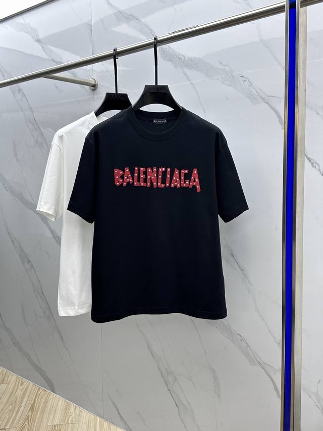 Balenciaga 巴黎世家 2025Fw春夏新品圆领打底外穿T恤，立体感Logo微廓形半袖纯棉打底，手感面糯有骨感，柔而有韧性。工艺处理，韧性和抗皱性能得到