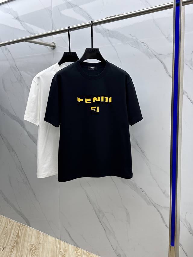 Fendi 芬迪 2025Fw春夏新品圆领打底外穿T恤，立体感Logo微廓形半袖纯棉打底，手感面糯有骨感，柔而有韧性。工艺处理，韧性和抗皱性能得到大幅度提高。微
