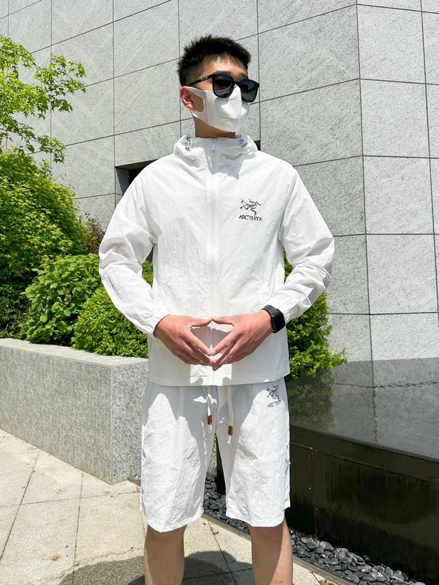 始祖鸟 2025夏季防晒衣短裤套装，海外专柜同步 轻薄高品质面料奢华高级定制 任何人都可以轻松驾驭，客供进口聚纤维面料 手软舒适有型 吸汗透气 ，外贸公司订单，