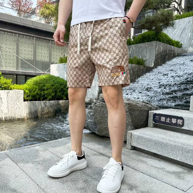 古驰 原单货情侣款2530春夏新品短裤 专柜同步有售，时尚休闲裤 ，进口原版面料，上身舒适透气，顶级工艺品牌Logo，腰围工艺螺纹围接，档次极高，版型超正，上身