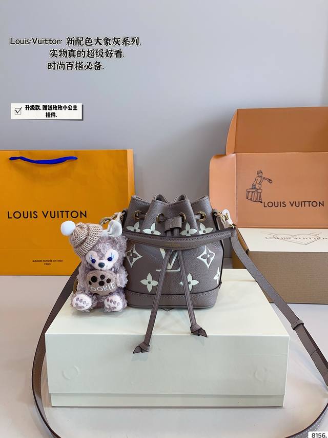 配礼盒. Lv 2025.新款 Nano 白三彩抽绳小水桶 今天和大家分享全网抢先看L家 新款，最新Trio Mini Icones實物图和性价比分析来啦。分别