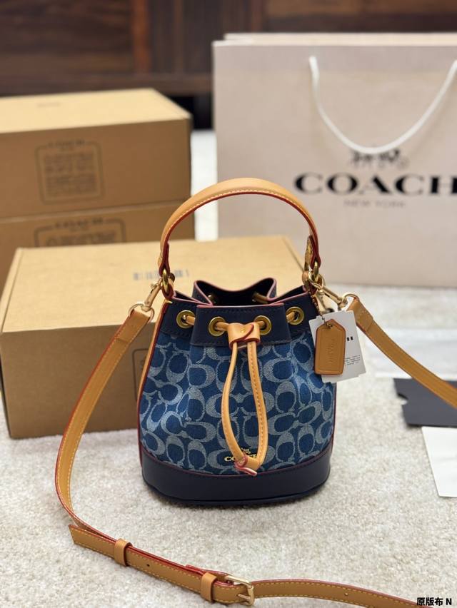 原版布 Coach 是谁还没拥有丹宁牛仔小水桶小小一只可可爱爱！ 丹宁牛仔材质质感满满 浓郁复古质感 搭配 #Coach 皮衣 上身时髦又俏皮 尺寸 15 18