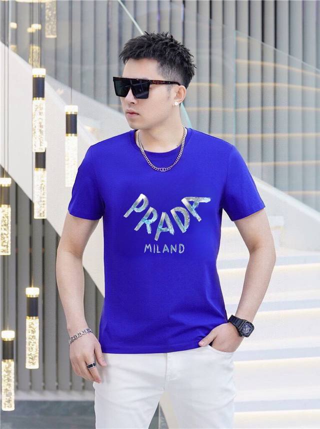 直 品牌 Prada普拉达 胖子福音 原单男士休闲短袖T恤，2025春夏新品，定制胸前顶级Logo 工艺、搭配整件细节 品质及剪裁设计都堪称一流，定制进口丝光棉
