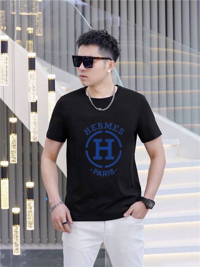 直 品牌 Hermes爱马仕 胖子福音 原单男士休闲短袖T恤，2025春夏新品，定制胸前顶级Logo 工艺、搭配整件细节 品质及剪裁设计都堪称一流，定制进口丝光