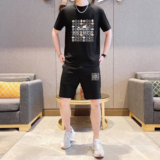 直 品牌 Hermes 爱马仕 2025新款男士短袖短裤套装！官网同步销售！市面高端版本！手感细腻柔软！让你穿着更加舒适！立体裁剪版型超赞！尺码:M-5Xl 下
