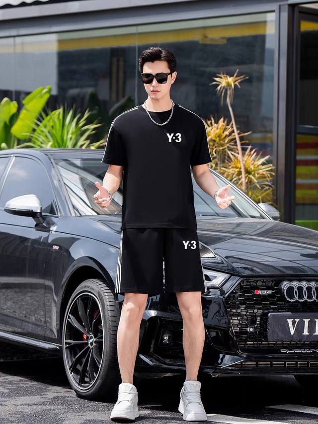 直 品牌 Y-3 圆领短袖短裤套装 纯棉面料上身不会闷热，爽滑舒适的亲肤效果更加透气，面料自带肌理感 经典徽标工艺 独有的角度全新演绎 时尚百搭首选！码数:M-