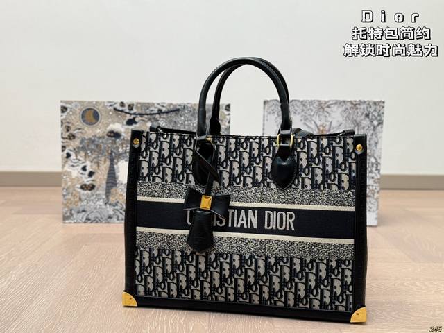 迪奥Dior 托特包简约的包身 解锁时尚魅力可盐可甜 整条街最靓的女孩 尺寸：35 27