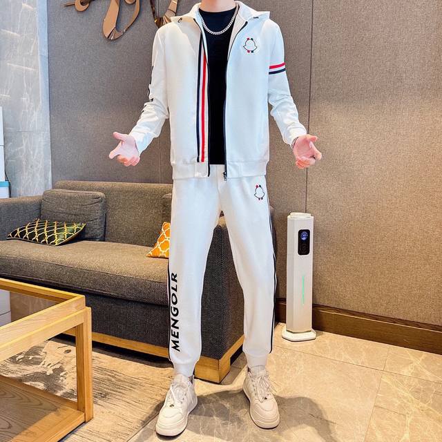 直 Moncler蒙口 爆款套装来袭 专注官网原版 2025全新爆款开衫卫衣套装 原单狠货倾注顶级设计师的精心之作 就为一个贴合、完美的上身效果 全天然优质天丝
