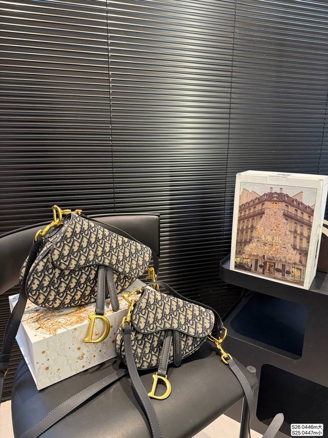 大号 小号 配飞机盒折叠盒子 迪奥马鞍包Dior 颜值很到位 实用性非常好 任何风格都可驾驭 加上又A又飒的感觉风格 尺寸：大号24 21 小号17 16 货号