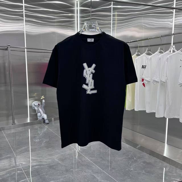 Yls 2025春夏新款 5D凹凸重叠刻字模 上身超好看 男女同款宽松版 S M L Xl Xxl 五个码 黑色 白色 粉色