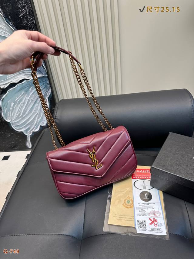 配礼盒 圣罗兰Loulou Mini手袋迷你版本Loulou小羊皮纹链条包饰以经典V形绗缝明缝线 这款轻便手袋搭配一个可拆卸皮革手拿包和皮革链条肩带，可斜挎。