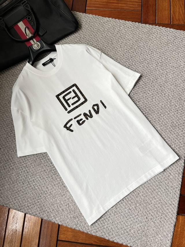 芬迪 ‘’2025Ss印花标识短袖T恤，100％棉质，前幅Logo印花标识，领口采用双针走线，锁链底拉肩包边，四线密边，一寸13针，高品质做工，1:1还原。尺码