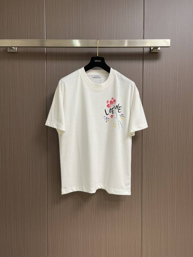 Loewe 罗意威 2025Ss手绘涂鸦刺绣Logo短袖T恤，采用180克迈巴赫爽棉面料，前幅采用进口机数码直喷，经5次打版调色，由深至浅，渐进过程自然而又丰富