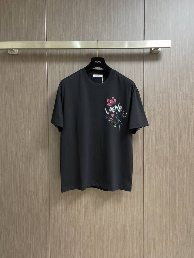 Loewe 罗意威 2025Ss手绘涂鸦刺绣Logo短袖T恤，采用180克迈巴赫爽棉面料，前幅采用进口机数码直喷，经5次打版调色，由深至浅，渐进过程自然而又丰富