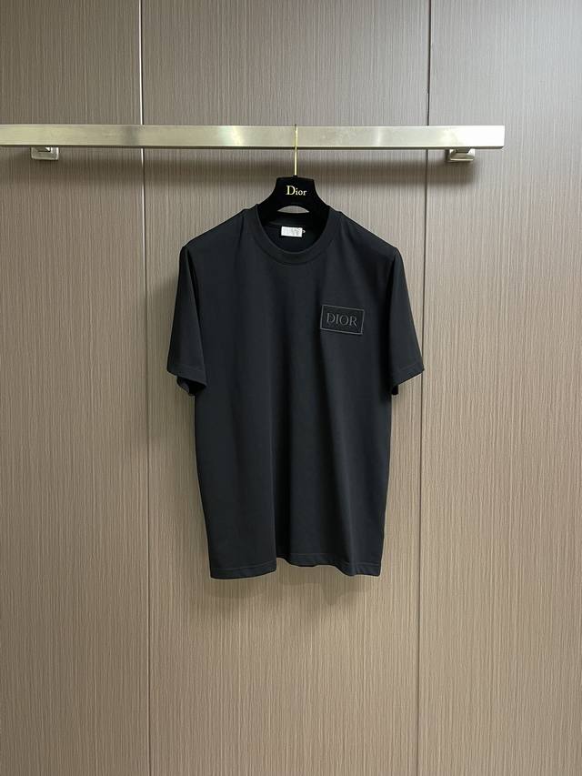 Dior 2025Ss夏季新款280克高密度短袖T恤，仔章刺绣，男女同款 采用进口定制定染面料上身舒适密度强 后领锁链底全包肩 过水不变形不缩水。尺码：S-Xl