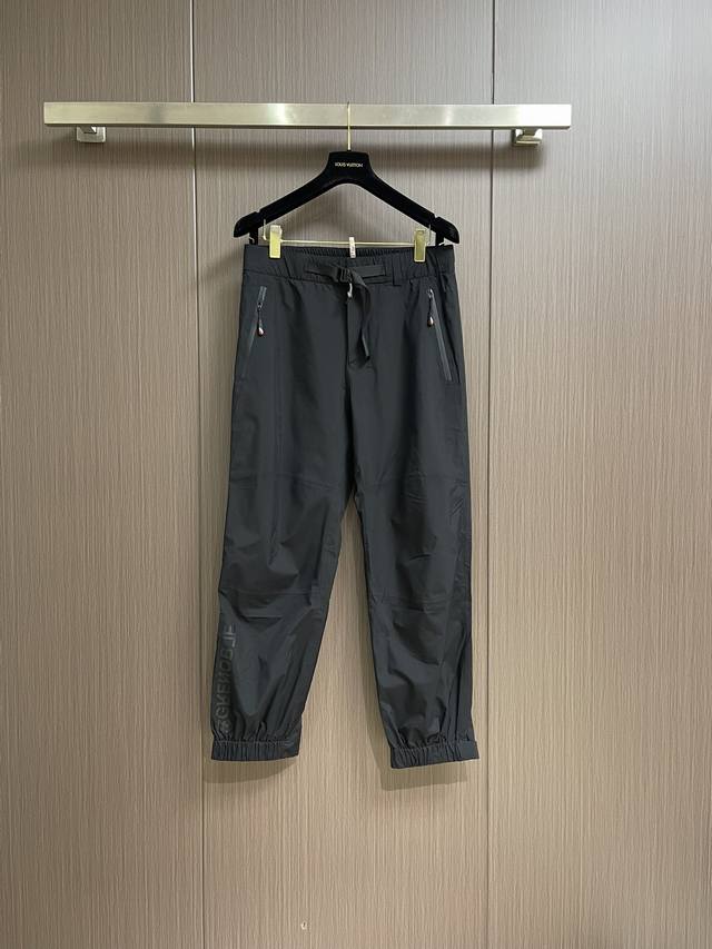 Moncler 2025Fw早春新品休闲裤，面料无敌，型款设计都无可挑剔的百搭款，户外运动都美。灵魂式的Logo仔章简约休闲， 辅料都是顶配 细节好，质感美，十
