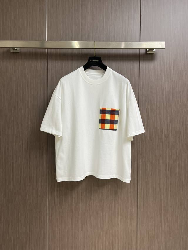 Bv Bottega Veneta 2025Ss 拼色口袋格纹短袖T恤，面料26支高密双纱平纹布 克100％棉，此款为Oversize版型，整件上身较宽松，给人