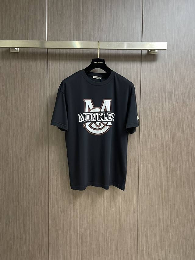 Moncler 2025Ss早春新款标识短袖T恤，定制尊享丝光密纺棉，Moncler标识印花，厚板印花，利用厚板印胶机，将设计图案转化为可印刷的模板，通过压力将