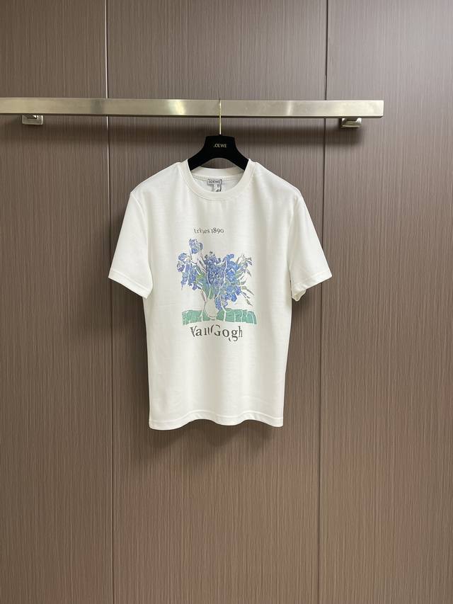 Loewe 2025Ss夏季新品 梵高鸢尾花主题印花短袖T恤.经典的小圆领设计简洁好穿 走在街上吸睛度满分！青春又活力的感觉宽松版型完全不挑身材！包容性好遮肉显