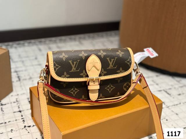 配折叠盒子 Lv 法棍 Lv尤物人间白三彩真漂亮啊白三彩系列每一只都值得收藏，又可以搭配俏皮可爱下次想试试洒脱一点穿搭彩色老花 五彩缤纷的少女心满出来这只包适配