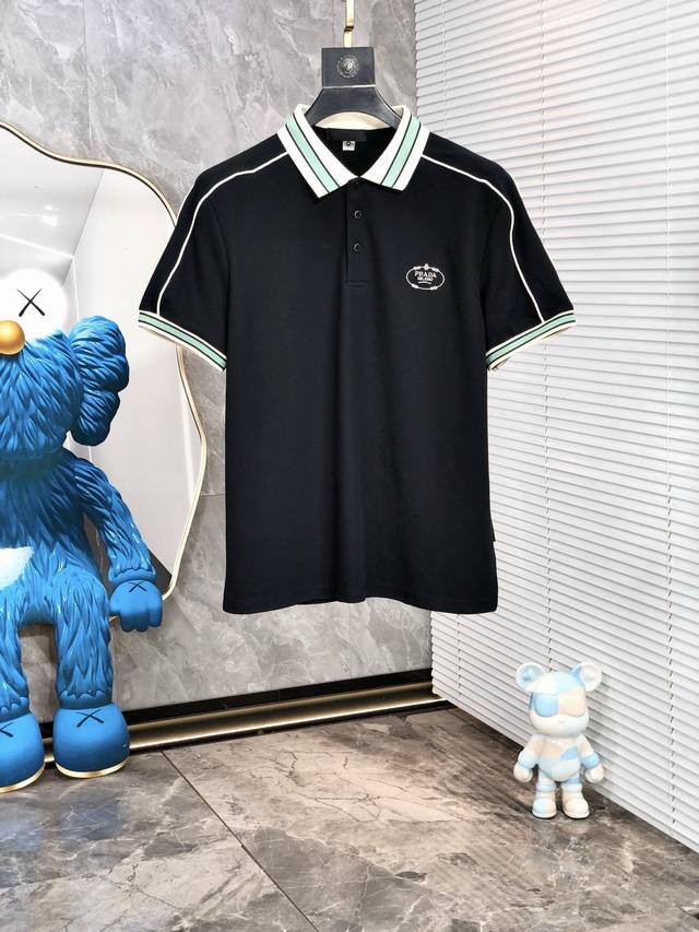 普拉达。2025春夏新款男士标识短袖Polo衫，延续经典商务休闲翻领Polo恤.该款Polo衫采用丝光双面棉质珠地面料制成，隽永设计可跨越时尚潮流。经典款型，2