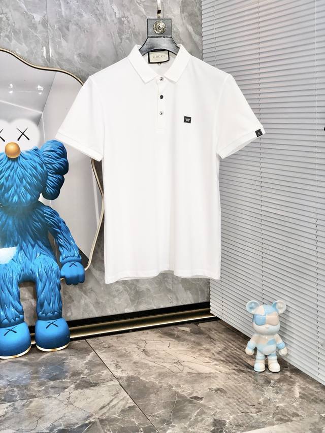 Gucci。2025春夏新款男士标识短袖Polo衫，延续经典商务休闲翻领Polo恤.该款Polo衫采用丝光双面棉质珠地面料制成，隽永设计可跨越时尚潮流。经典款型