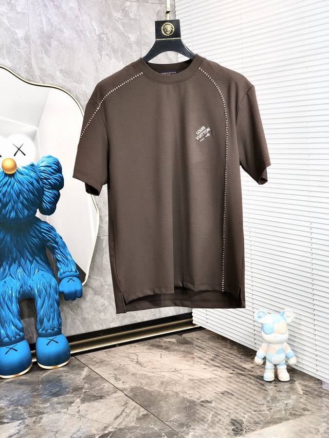 Lv。2025春夏新品时尚圆领短袖高级定制百搭款式！更有实用感 任何人都可以轻松驾驭 采用莫代尔氨纶面料制作，奢华经典品牌Logo设计，H非常显档次懂货的必须入