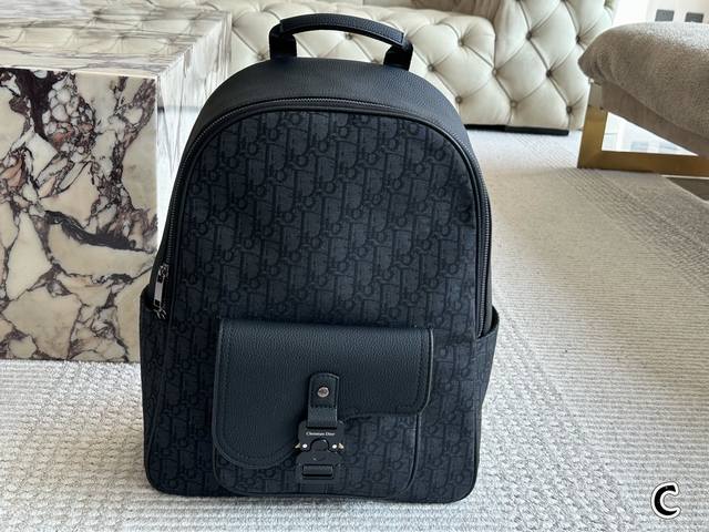 小长假必备双肩包！ Size：32*42Cm D家 老花款双肩包 一款背起来超舒服的它 可可爱爱！ 黑色和海军蓝Oblique图案绣线 有质感！ 搜索 Dior